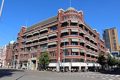 Horizontal mouldings – Atlantic Huis (Westplein no. 51) in Rotterdam, by P.G. Buskens (1928–1930)