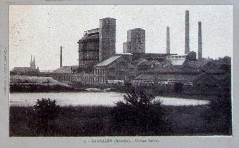 File:Sarralbe Usines Solvay et église 1924.jpg