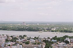 Kaveri river bisecting تیروچیراپالی و Srirangam