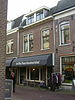 Winkel met bovenwoning