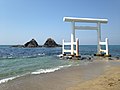 二見ヶ浦の夫婦岩と白い鳥居（福岡県糸島市）