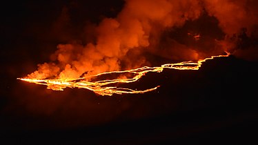 Mauna Loa'nın 2022 püskürmesi sırasında taşan bir çatlağın havadan fotoğrafı