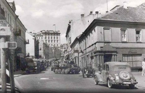 Vilnüsdəki binalar müstəqil Litva bayraqları ilə.