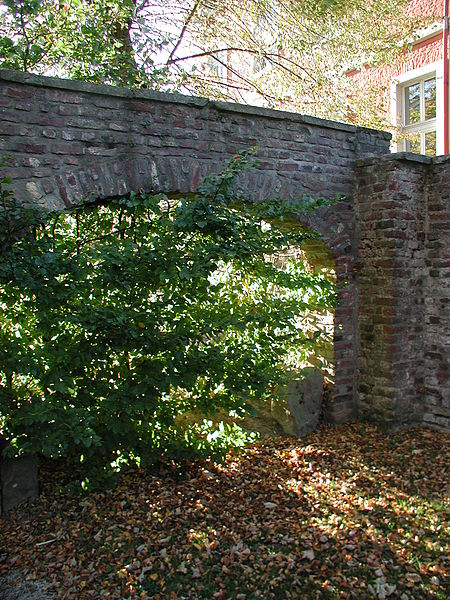 File:Bornheim-Roesberg-Burg-PA300096.JPG