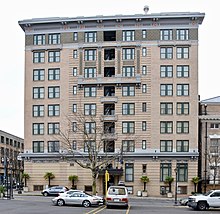 East facade of Mallory Hotel (Hotel deLuxe) in Portland, Oregon 2018.jpg