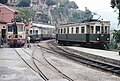 Triebwagen (rechts) und Beiwagen (Mitte) der Fleimstalbahn in Genua, 1980