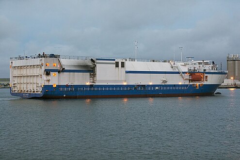 Le navire Mariner de ULA transportant les éléments du lanceur Delta IV arrive à Cape Canaveral.