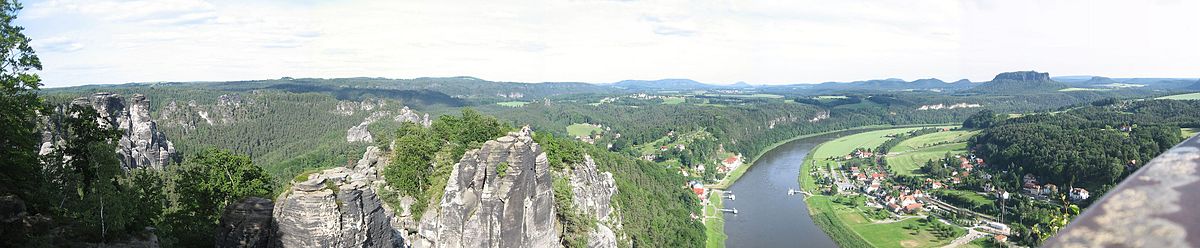 Da am Abend gegen 18 Uhr kein "Touristenstau" mehr an der Bastei herrschte, konnte in Ruhe dieses Panorama des schönsten Teils der berühmten Basteiaussicht erstellt werden. Zu sehen ist ein weiter Blick in das Elbsandsteingebirge. Unten an der Elbe liegt Rathen. Ganz rechts im Bild liegt der markante Lilienstein.