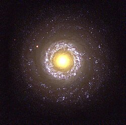 ハッブル宇宙望遠鏡 (HST) によるNGC 7742の写真。