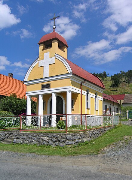 File:Žlebské Chvalovice, chapel.jpg