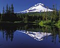 Odraz stratovulkánu Mount Hood vo vodách jazera Trillium