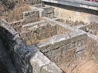 Piazza Bellini, resti archeologici delle antiche mura urbane della città greca.