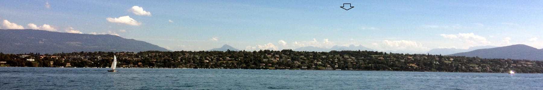 Jižní břeh v Cologny u Ženevy, pohled na jihovýchod. V pozadí masiv Mont Blanc (pod šipkou).