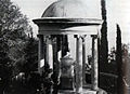 Vue arrière du monument de Corfou, aujourd'hui à Toulon.