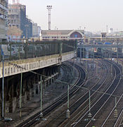 Au niveau de la gare de Pont-Cardinet, la rue surplombe les voies.