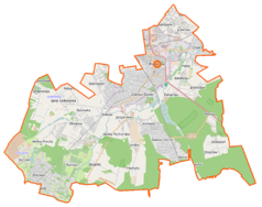 Mapa konturowa gminy Piaseczno, blisko centrum u góry znajduje się punkt z opisem „Piaseczno Miasto Wąskotorowe”