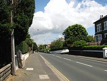 De A2 Quarterbridge Road bij de splitsing met Selborne Drive. Het vlakke gedeelte is de oude start/finish van de Isle of Man TT van 1911 tot 1913, maar in die tijd was er nog nauwelijks bebouwing en de weg was onverhard