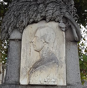 Médaillon représentant le profil du poète Auguste Brizeux, situé sur son tombeau au cimetière de Carnel à Lorient