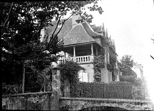 Maison dite de Louis XIII, avec sa logia et sa passerelle enjambant le bras nord de la bave, aujourd'hui sous la route.