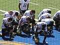 L'équipe de football américain du Colorado en prière avant un match.