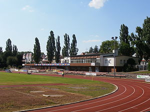 Haupttribüne mit Vereinsheim