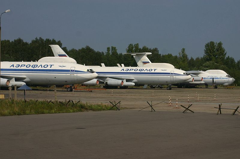 File:Line Up of Lumps and Bumps.. Ilyushin IL.86 & IL.76 (7384682312).jpg