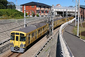 狭山線を走行する新2000系 （2021年10月 西所沢駅 - 下山口駅間）