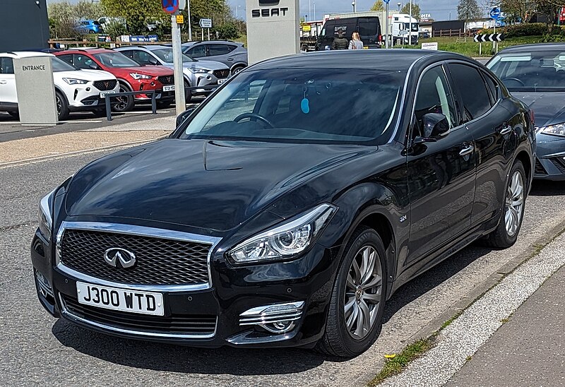 File:2017 Infiniti Q70 Premium D Auto.jpg