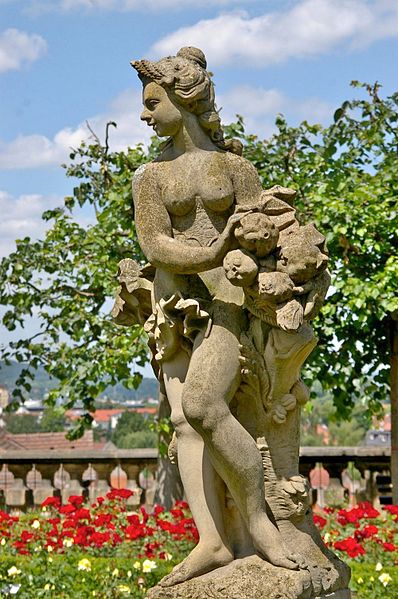 File:Bamberg-Rosengarten-Figur.JPG