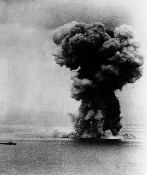 File:Explosion of the Japanese battleship Yamato, on 7 April 1945 (NH 62582).jpg