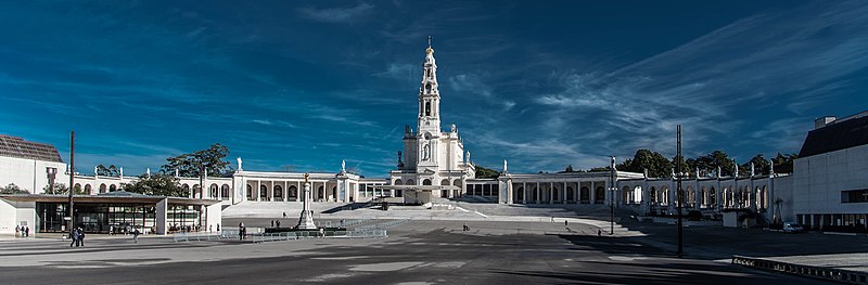 Vue panoramique de la partie nord du sanctuaire : basilique de Notre-Dame-du-Rosaire, colonnade et chapelle des apparitions.