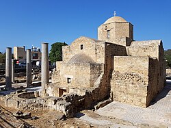 Pyhän Kyriaken kirkko ja varhaiskristillisen Panagía (Neitsyt Maria) Chrysopolítissan basilikakirkon raunioita.