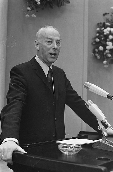 File:Minister drs. Bakker van Verkeer en Waterstaat opent bedrijfsautotentoonstelling, Bestanddeelnr 923-2222.jpg