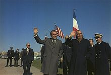 photo en plein air, drapeaux français et américain en arrière-plan.