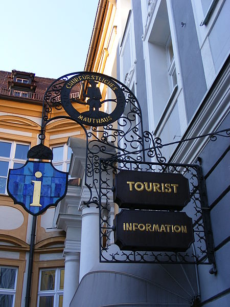 File:Amberg - Tourist Information (Churfürstliches Mauthaus) - Sign.jpg