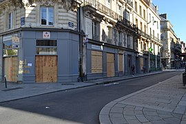 Crédit mutuel place Sainte-Anne à Rennes barricadé, mai 2016.jpg