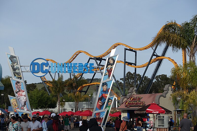 File:DC Universe (Six Flags Discovery Kingdom) entrance archway.jpg