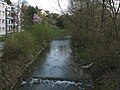 Die begradigte Reppisch an der Hasenbergstrasse in Dietikon mit dem Ausfluss des Marmoriweihers (rechts)