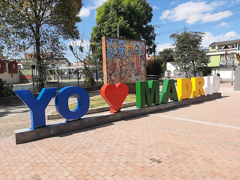 File:Escultura Yo amo Madrid.jpg