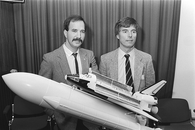 File:Persconferentie bij Estec in Noordwijk astronauten Wubbo Ockels (Nederland) en Ulf Merbold (Duitsland), Bestanddeelnr 932-8297.jpg