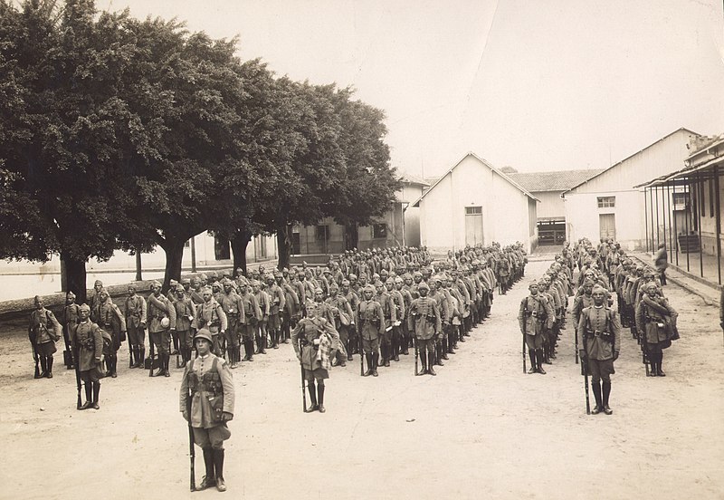 File:Revolução Constitucionalista de 1932 - 20º B.I.P. da Força Pública Mineira, com sede em Patos, formado no pátio do 5º B.I. antes do embarque para a linha de frente.jpg