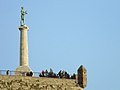 Vista de la estatua desde lejos.