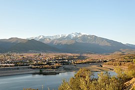 Vinçà, amb el Canigó al fons