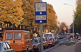 Verkeersdrukte bij het Sint Theresiaplein, jaren 1980