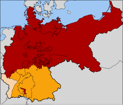 Konfederasi Jerman Utara (merah). Negeri-negeri Jerman selatan yang bergabung pada tahun 1870 untuk membentuk Empayar Jerman berwarna jingga. Alsace-Lorraine, wilayah yang dilampirkan selepas Perang Franco-Prusia pada tahun 1870, berkulit sawo matang. Wilayah merah di selatan menandakan kerajaan asal Wangsa Hohenzollern, pemerintah Kerajaan Prusia.