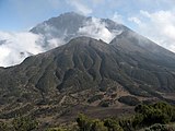 Part alta de la muntanya volcànica Meru, amb prats i boscs i la gran antiga caldera