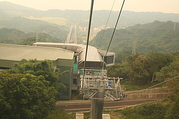 Télécabine de Maokong, entre deux stations et la National Highway n° 3 à Taiwan.