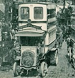 אוטובוס דו-קומתי מסוג Brillié-Schneider P2 אשר נוסע ברחובות פריז, צולם בין השנים 1907 ל-1911