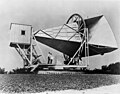 Holmdel Horn Antenna a Holmdel, New Jersey. Construït per suportar el programa de comunicacions per satèl·lit Echo,[4] més tard es va utilitzar en experiments que van revelar la radiació còsmica de fons que impregna l'univers.[5]
