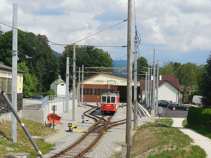 File:Triebwagen im Bahnhof Attersee.JPG